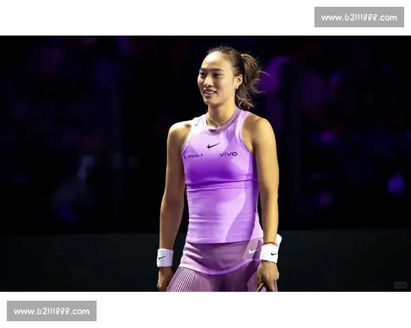 郑钦文晒温网装备：紫色战袍 + 定制战拍，草地战术升级剑指突破